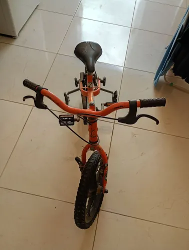 Vende-se bicicleta infantil.