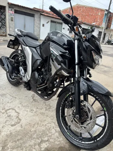 FZ25, única dona, no ponto de transferir