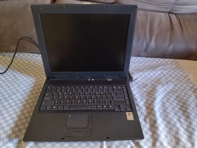 Notebook antigo mas funcionando com detalhes (veja descrição)