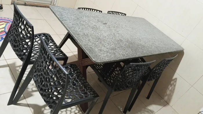 Vendo mesa com cadeiras, e banquetas.