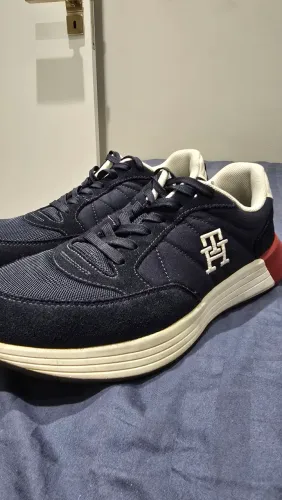 Tênis Tommy Hilfiger.