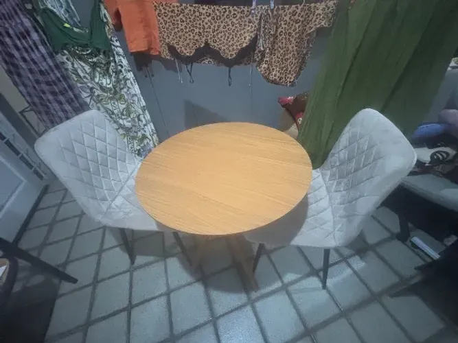 Mesa de jantar redonda com duas cadeiras
