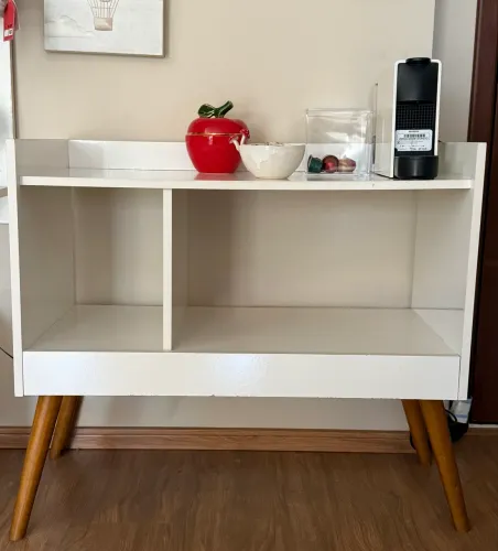 Aparador Retrô Branco com Pés Palito - Estilo Escandinavo