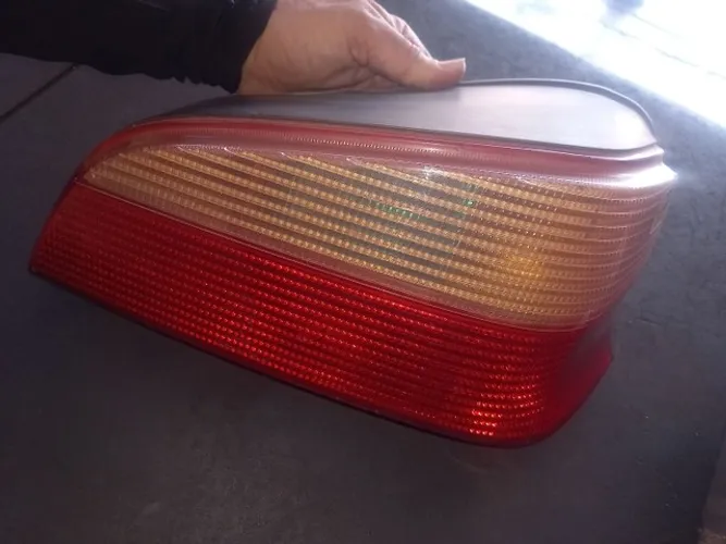 Lanterna Peugeot 106 lado direito