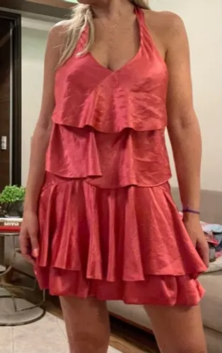 Vestido frente única, com babados.