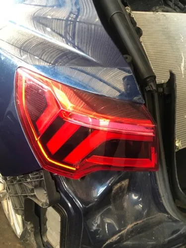 Lanterna Audi Q3 2021