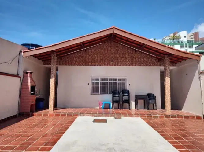 Casa em Guarujá, 04 dormitórios, localizada a uma quadra da praia