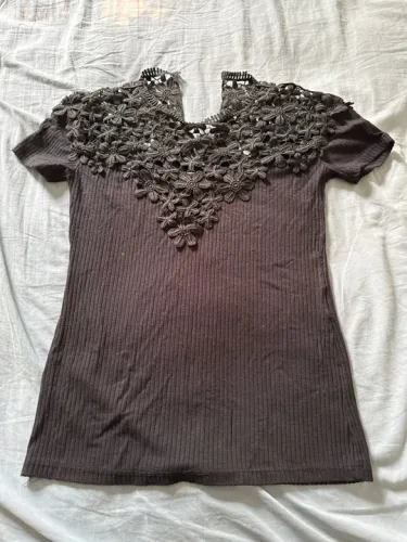 Blusa preta com gola de renda TAM P