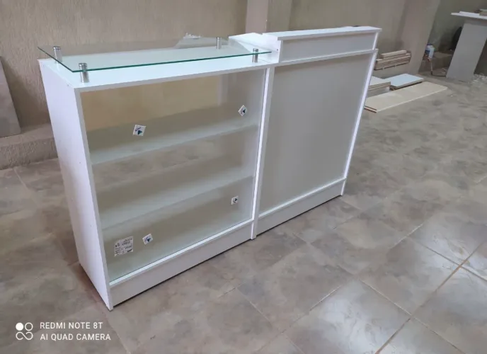 BALCÃO CAIXA + BALCÃO VITRINE COM TAMPO DE VIDRO 
