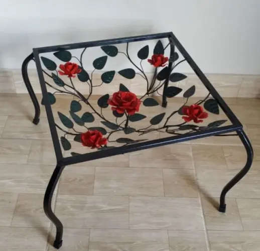 Mesa de centro com rosas Ferro 