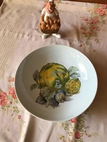 Vendo saladeira redonda de porcelana Schmidt, branca com desenhos de frutas