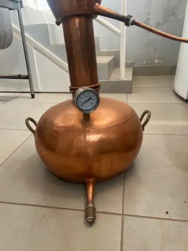 Alambique de cobre martelado com capacidade de 40 litros.