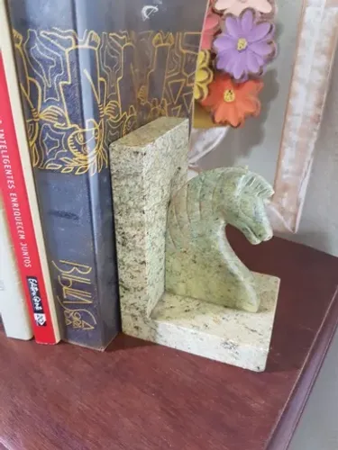 Aparador de livros cavalos pedra 