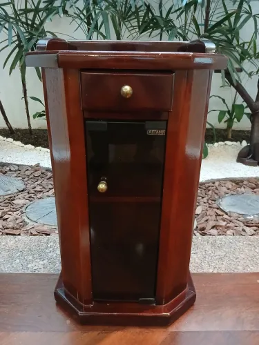 Criado-Mudo Artany em Mogno - Um Toque de Charme e História para o Seu Espaço