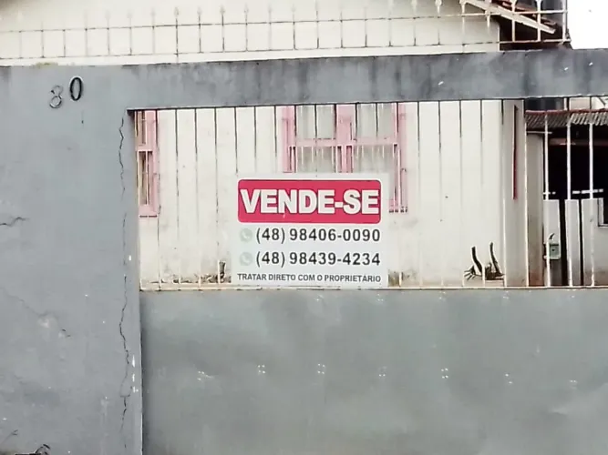 Casa excelente localização em Barreiros  próximo ao CEASA  localização em rua movimentada 