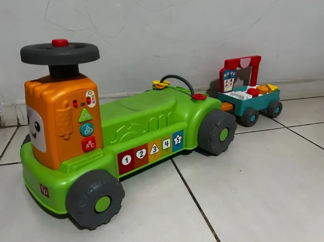 Tractor Infantil Interativo Fisher Price três níveis, usa pilhas.