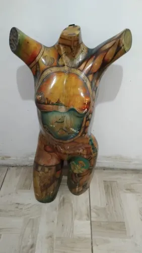 Maniqui de busto feminino tatuado