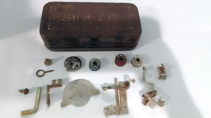 Lotes de peças de máquina Singer com caixa original antiga