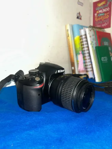 Câmera Nikon DSLR com duas lentes 