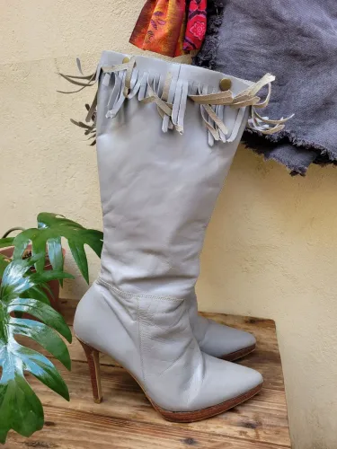 Bota de couro cinza com franjas e salto alto