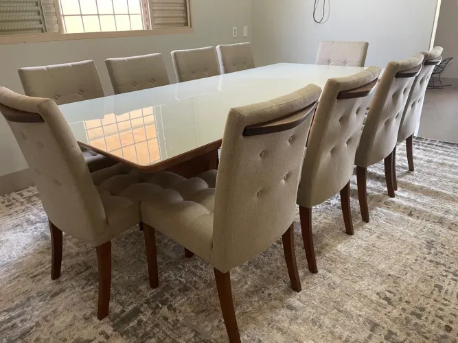 Mesa resistente de madeira maciça 