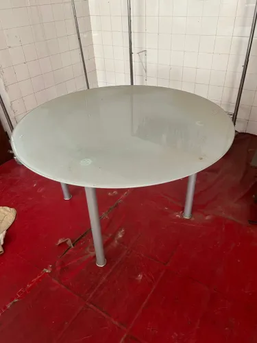 Mesa Redonda de Vidro com Pés de Metal