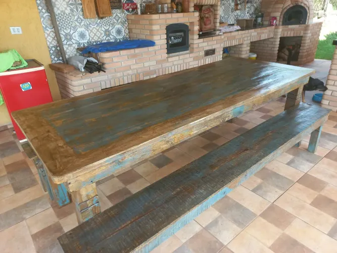 Mesa rústica de madeira com banco
