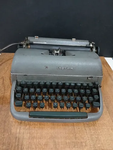 Rara Maquina de escrever da Marca Remington Quiet-Riter dos anos 50  toda em ferro 