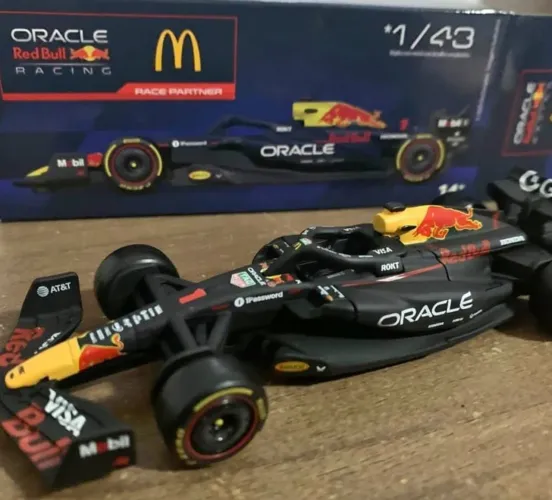 Miniatura F1 Red Bull Max Verstapen Mcdonalds 1:43 Bburago.