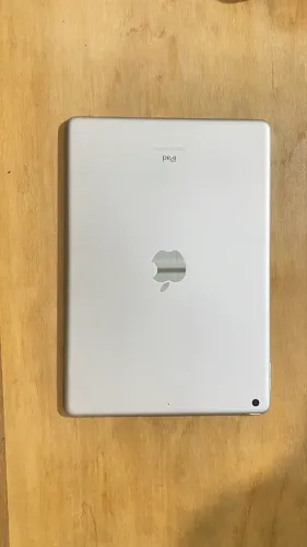 Vende-se iPad 9ª geração, 64 Gb, na cor Silver (acompanha capinha 360° preta) 