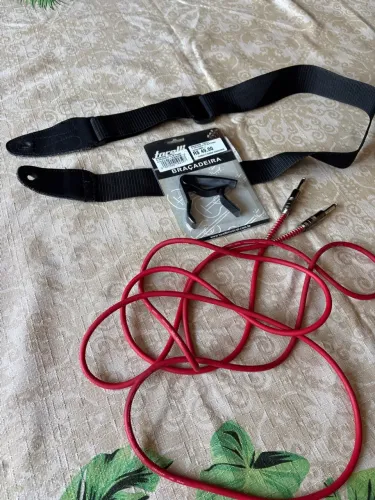Acessórios para Guitarra: Capotraste, Cabo e Correia