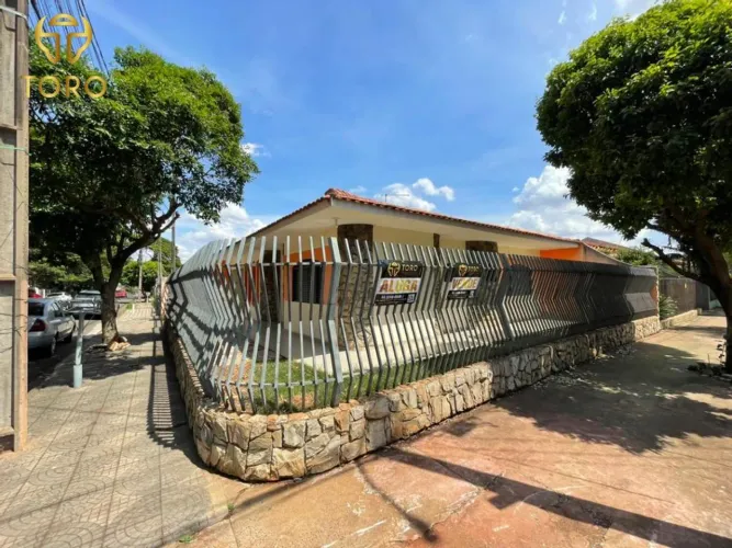 Aluga-se casa na Rua Amílcar Vecchi, 554 - a - Jardim América em Maringá-Pr.
