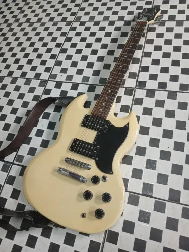 Guitarra SG gringa (aceito troca com volta em dinheiro)