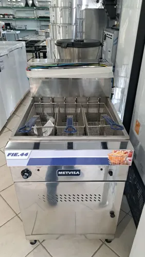 A. Fritadeira Industrial alta produção Metvisa FIE.44lts 18.000w
