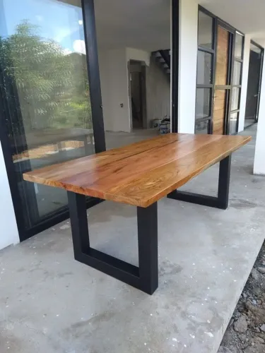 Mesa de Jantar em Madeira Maciça com Base de Aço