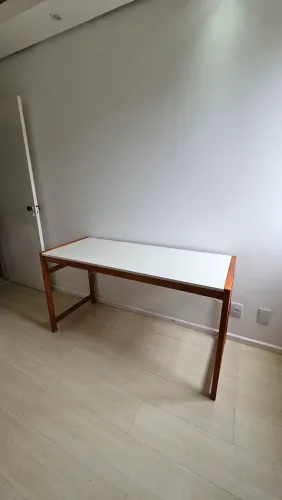 Escrivaninha semi nova - branca com mel