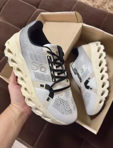 Tenis on Cloudmonster race