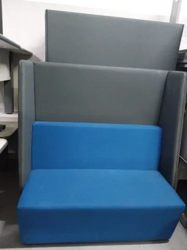 Sofá com divisória acústica para ambientes de escritório 