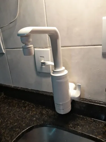 USADA EM BOM ESTADO - Torneira eletrônica Lorenzetti Modelo Essence 220w Branca USADO