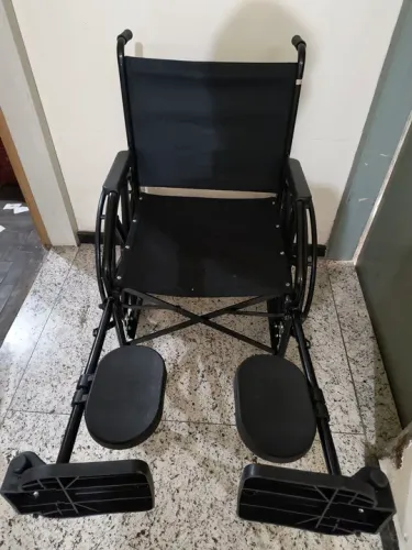 Cadeira de rodas com apoio para os pés
