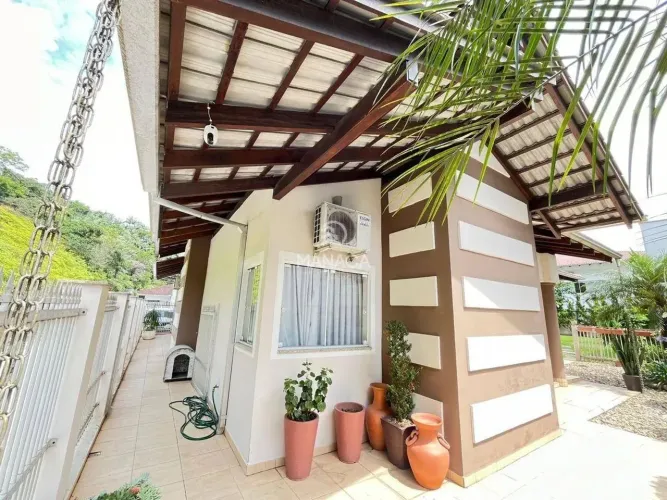 Casa 3 dormitórios à venda no centro de Gaspar