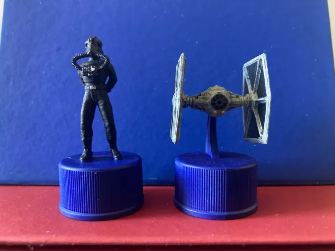 Figura  Tie Fighter Pilot   e Tie Fighter  Pepsi, da saga Star Wars, IV.2002.