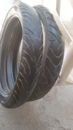 Pneus traseiros sem câmara fan titan factor. R$50