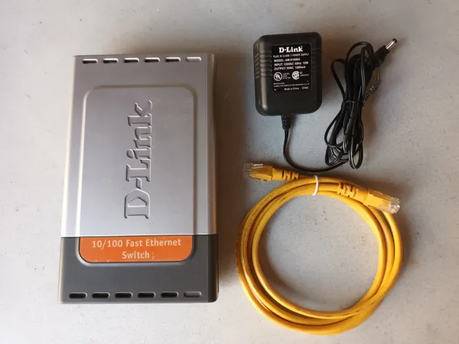 Switch D-Link modelo DES-1008D com 8 portas 