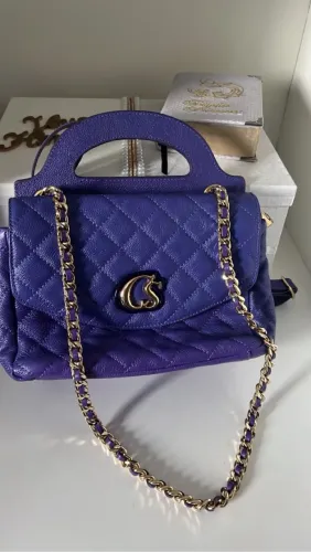 Bolsa de Ombro Roxa com Detalhes Dourados