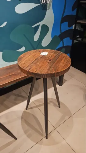Mesa de centro em madeira com estrutura de metal