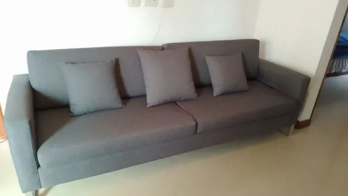 Sofá em Tecido Cinza - 4 Lugares - 2,40m - super conservado e confortável