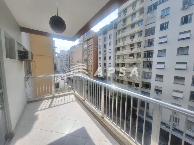 PRÓXIMO A PRAÇA DO LIDO, UMA QUADRA DA PRAIA, COM UMA VAGA DE GARAGEM, SALÃO, UM QUARTO CO