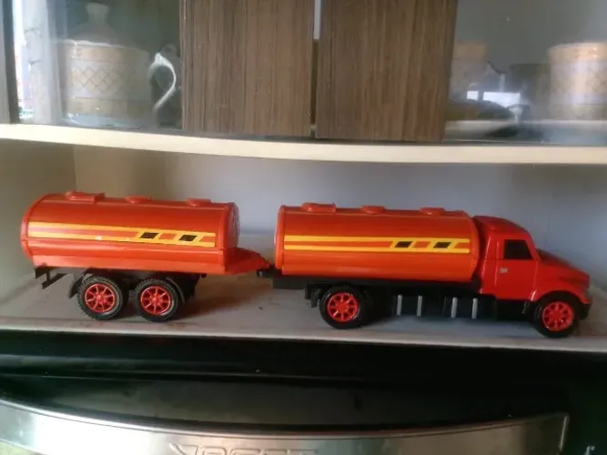 MINIATURA CAMINHÃO ROMEU E JULIETA TANQUE INTERNATIONAL HARVESTER