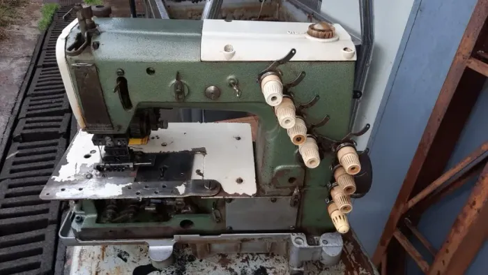 Máquina de Costura Industrial Kansai 4 Agulhas com mesa e motor precisa revisão basica
